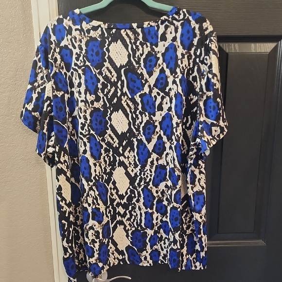 LuLaRoe Blue and Black Boxy Short Sleeve Tee - Picture 3 of 3